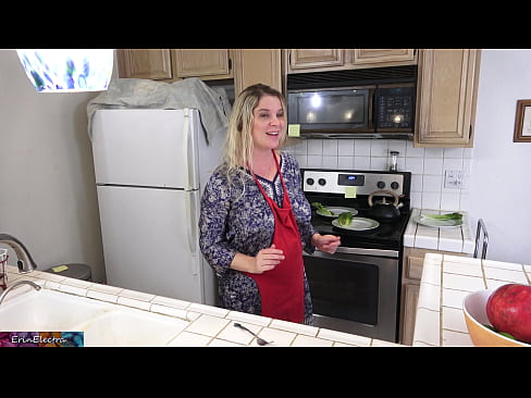 ❤️ Stepmom هن جي تاريخ کان اڳ باورچی خانه ۾ کيس کير پيارڻ ❤️